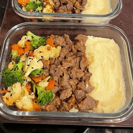 Carne salteada con puré y verduras al vapor